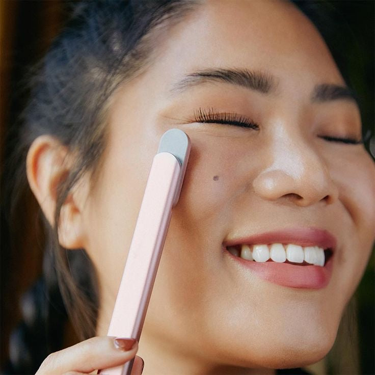 Soin du regard "LumiLift": Rituel anti-cernes pigmentées